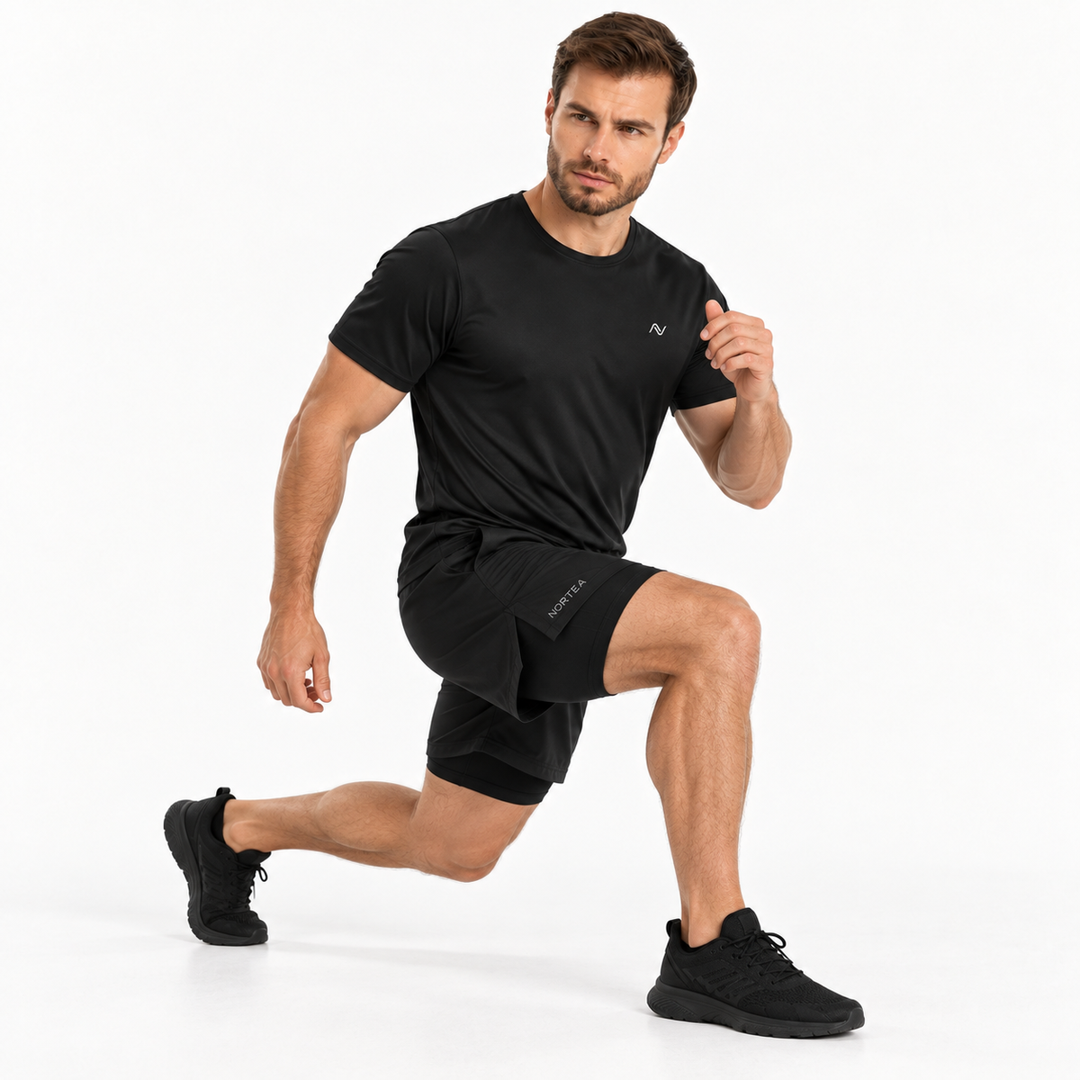 Modelo NORTEA em movimento usando camiseta Performance Dry e Short 2 em 1
