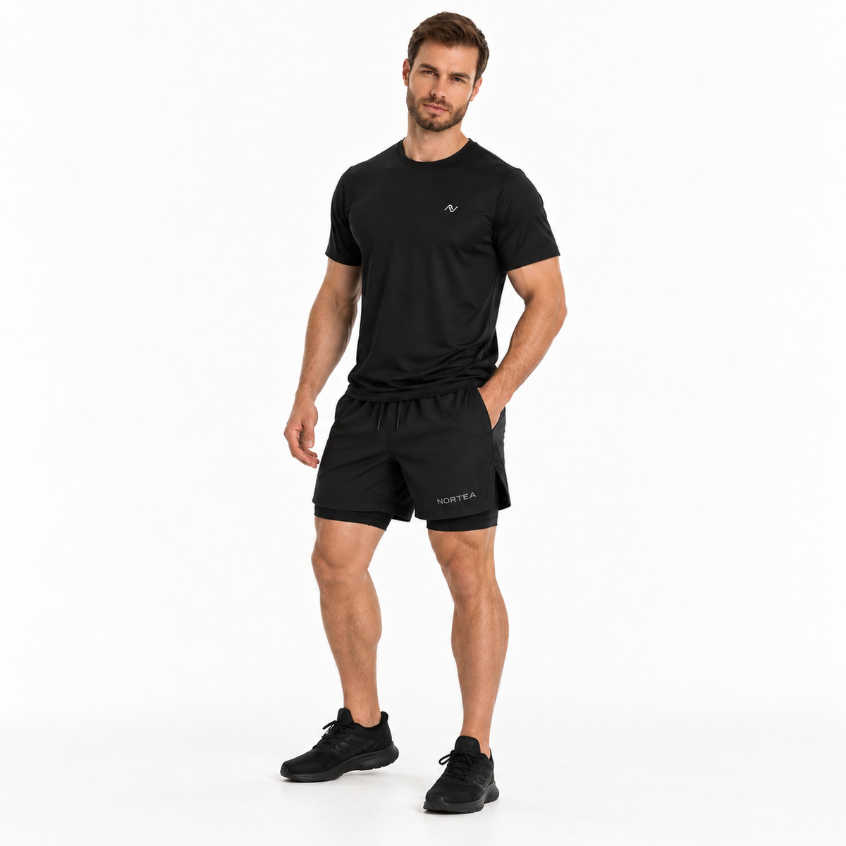 Modelo de frente com camiseta Performance Dry e Short 2 em 1 NORTEA