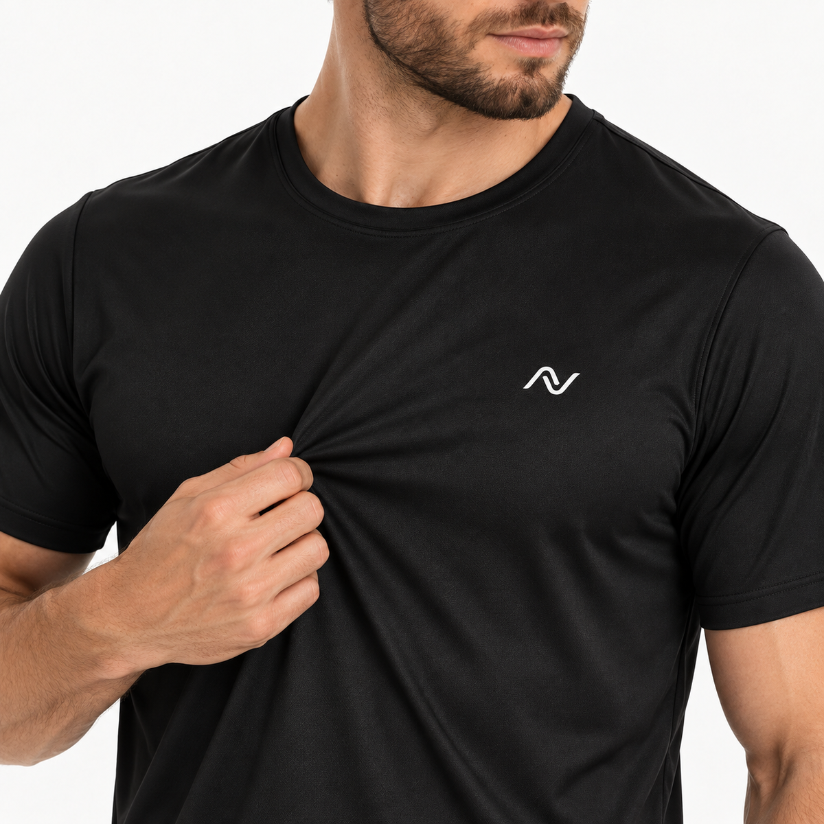 Detalhe da camiseta Performance Dry NORTEA preta com símbolo no peito