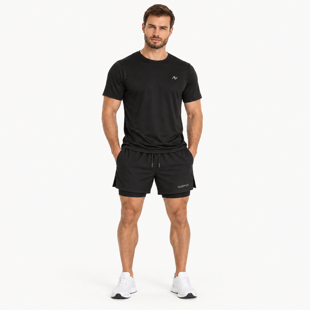 Modelo usando camiseta Performance Dry preta e Short 2 em 1 NORTEA