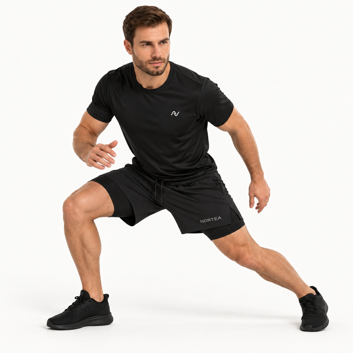 Modelo NORTEA em movimento usando camiseta Performance Dry e Short 2 em 1