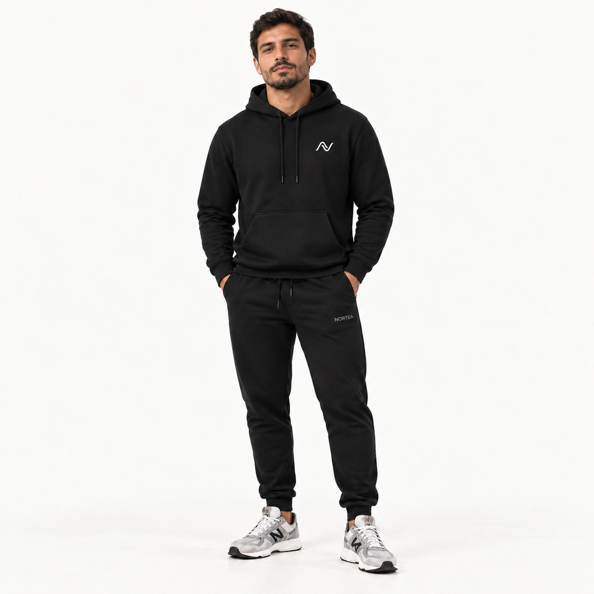 Modelo usando Kit Inverno Essencial NORTEA preto de frente