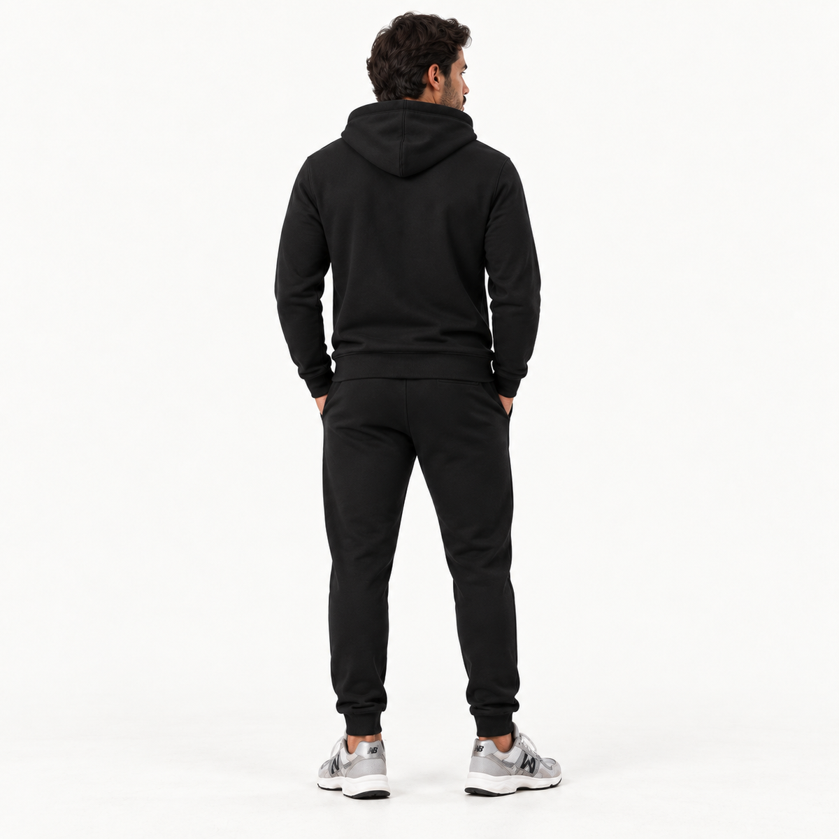 Modelo usando Kit Inverno Essencial NORTEA preto visto de costas