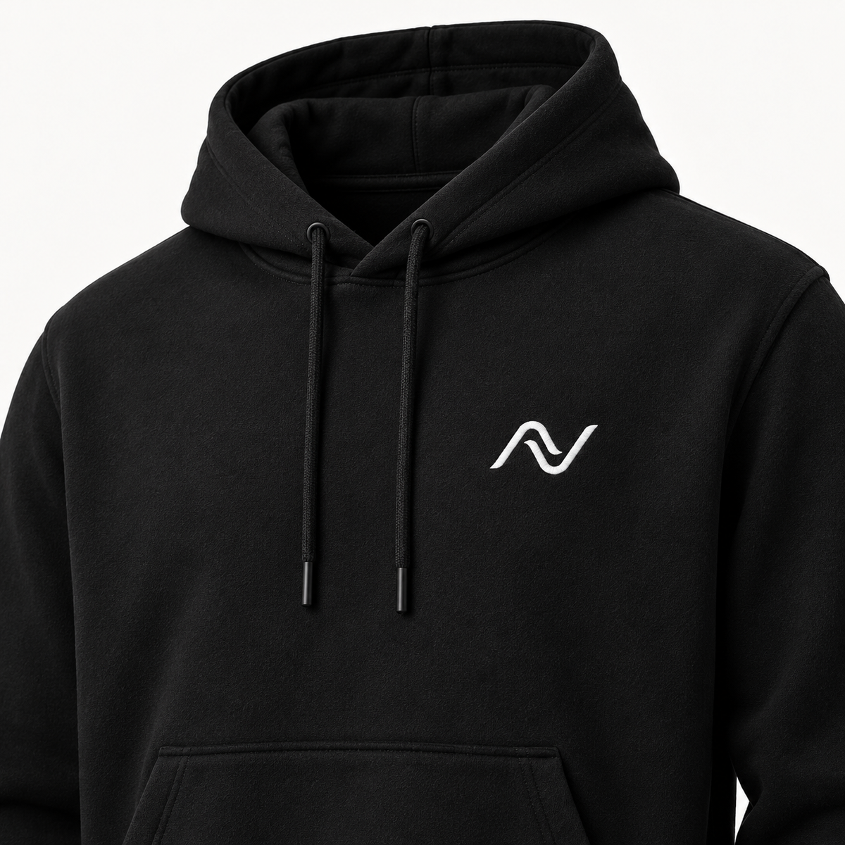 Detalhe do hoodie preto NORTEA com símbolo no peito