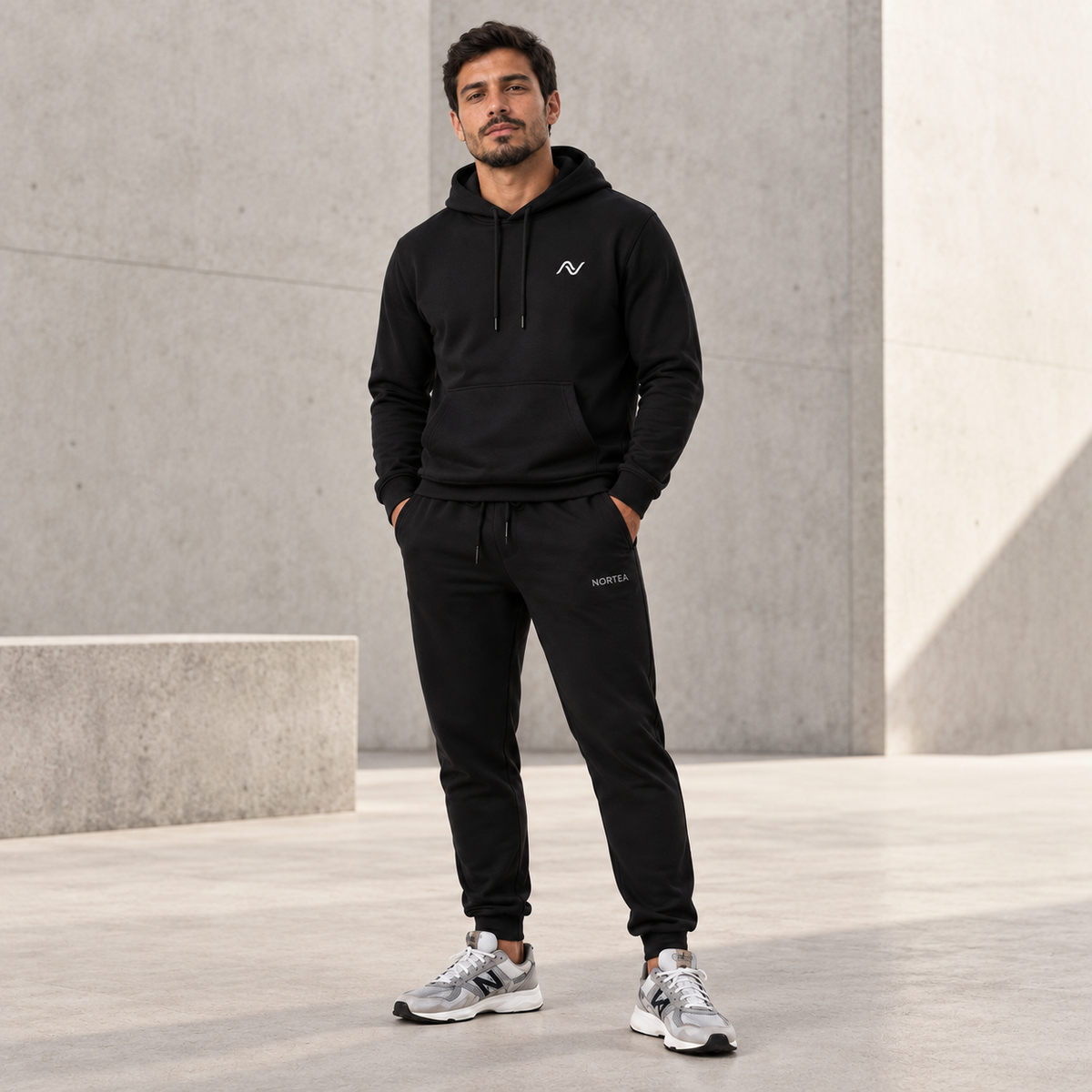 Modelo usando Kit Inverno Essencial NORTEA em ambiente urbano clean
