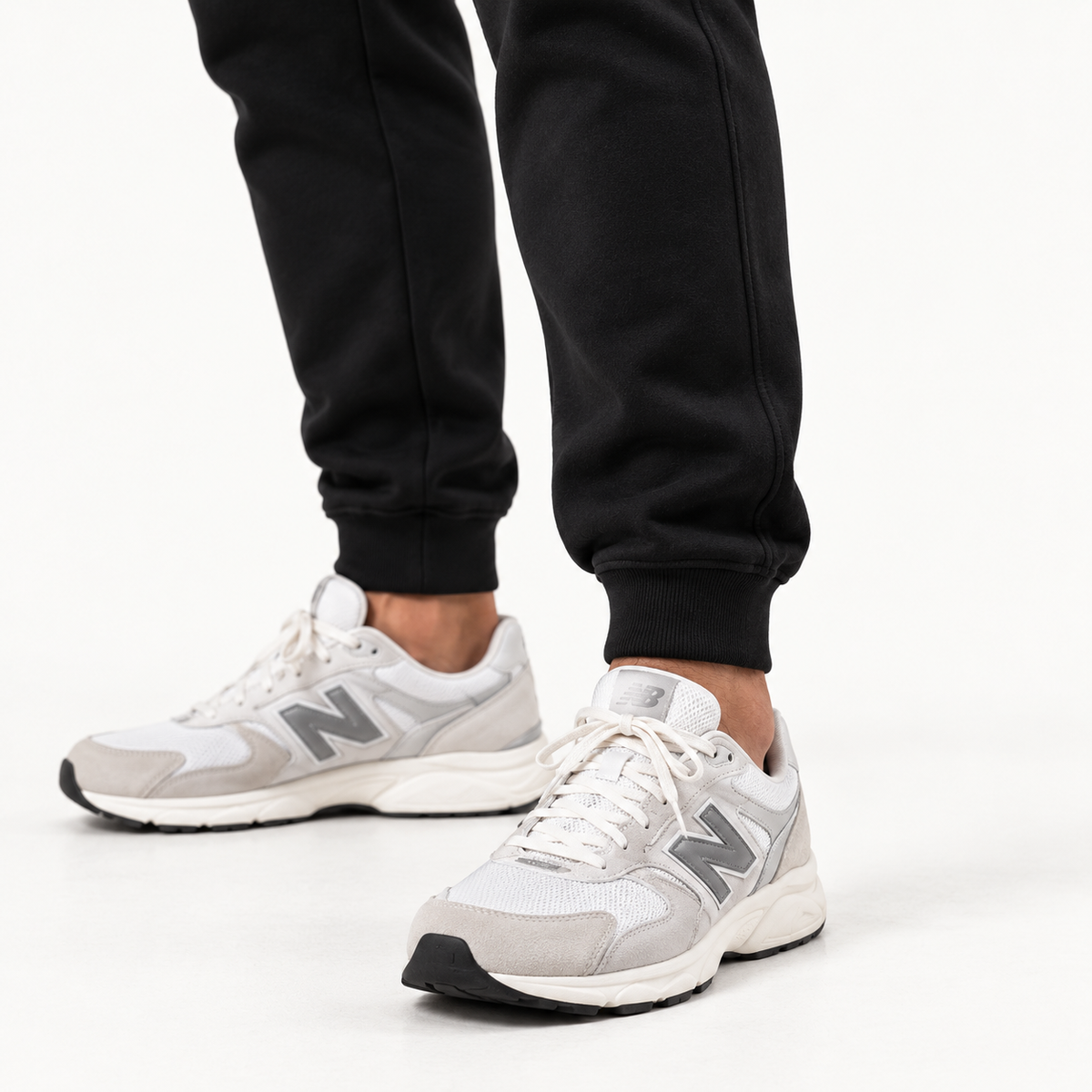 Detalhe do caimento e punho da jogger NORTEA com tênis esportivo