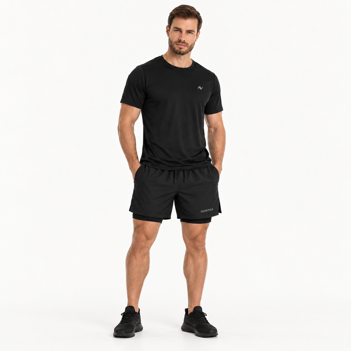 Modelo usando Kit Performance NORTEA com camiseta preta e Short 2 em 1 preto