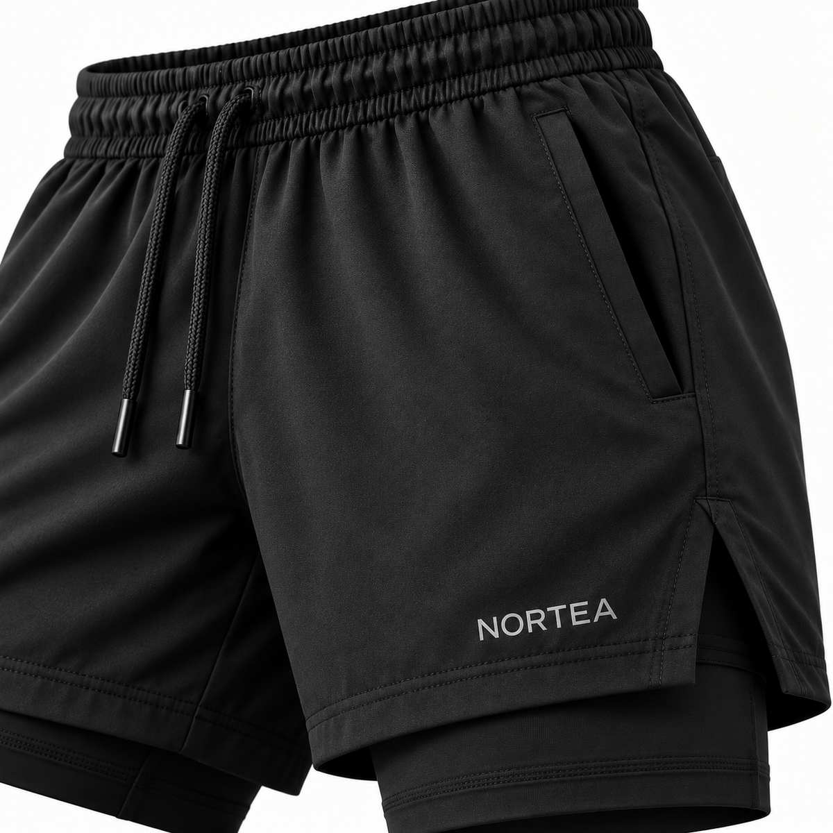 Detalhe do Short 2 em 1 NORTEA com cós, cordão, bolso e wordmark frontal