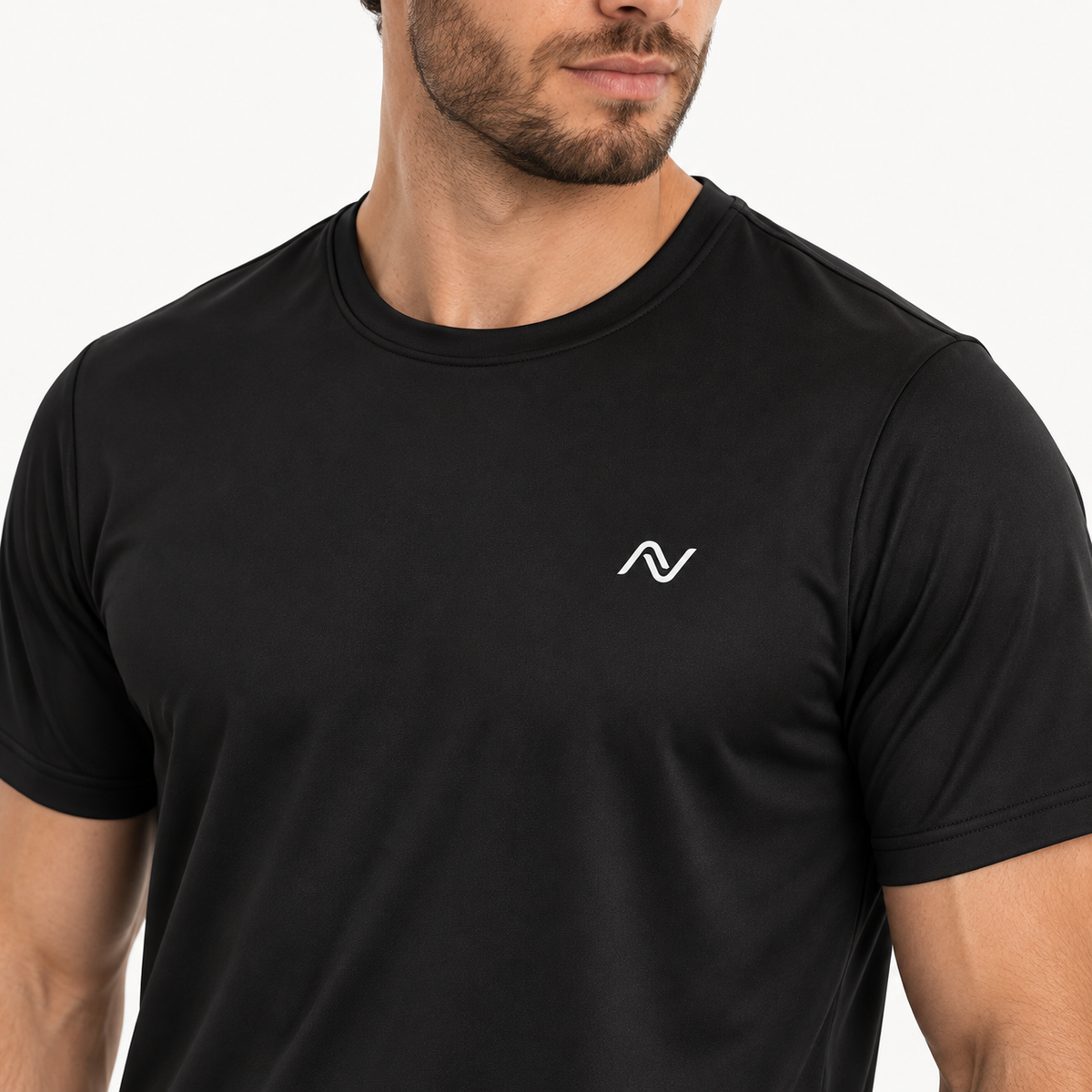 Detalhe da camiseta Performance Dry NORTEA preta com símbolo no peito
