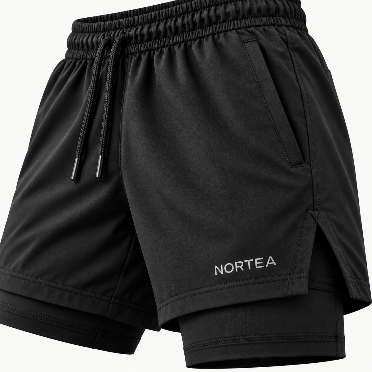 Detalhe do Short 2 em 1 NORTEA preto com cós, cordão e wordmark frontal