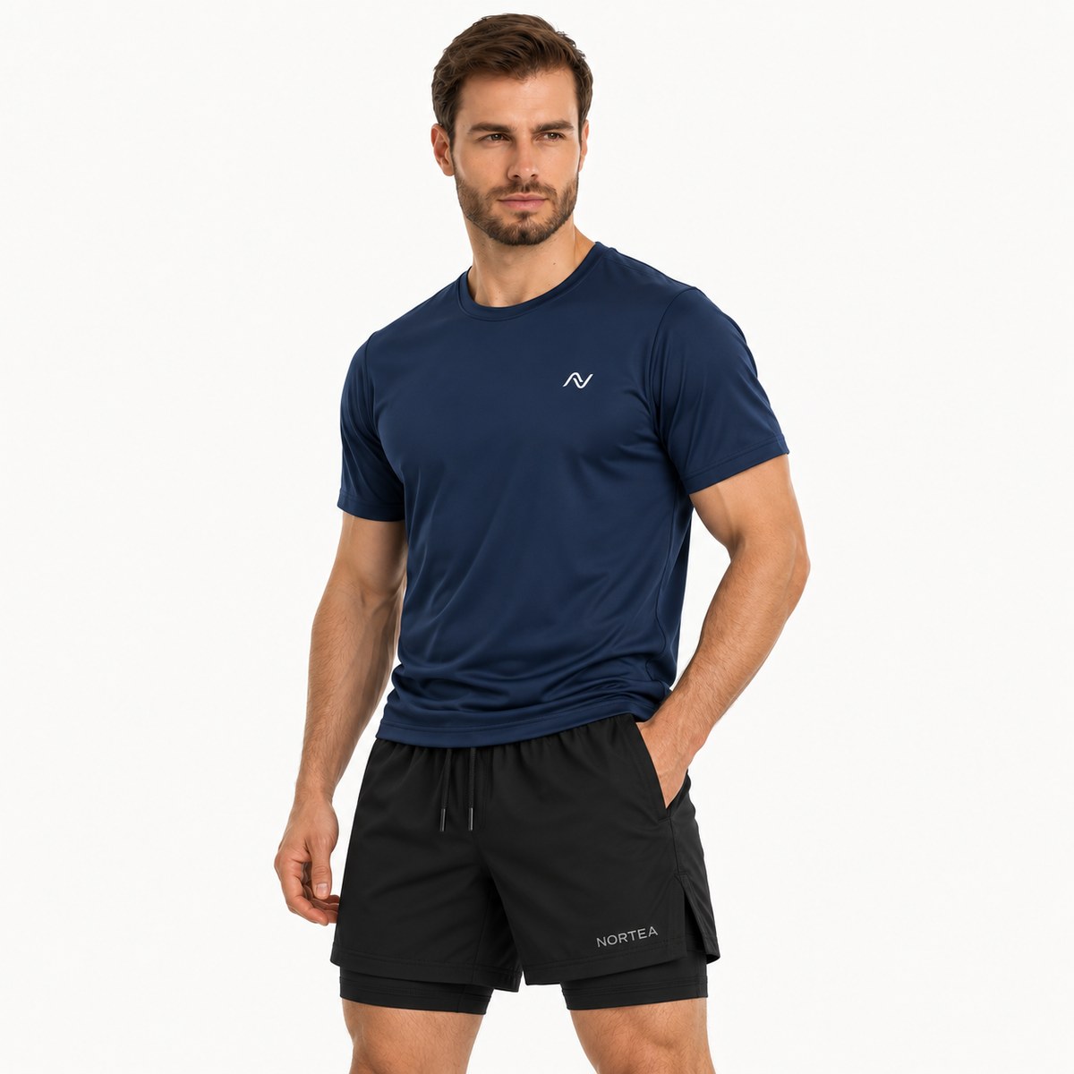 Modelo usando camiseta Performance Dry azul-marinho e Short 2 em 1 NORTEA